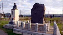 石碑「新堤碑」と銅像